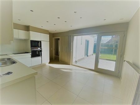 Alleenstaande en verzorgde villa, goed gelegen in een rustige en residentiële wijk. - Foto 5