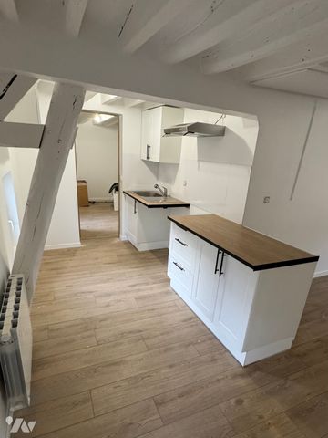 Appartement entièrement rénové au 2ème étage sans ascenseur, proche de tous commerces. - Photo 3