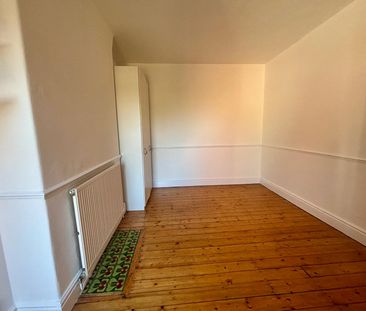 A three bedroom Mid Terraced House - Photo 6