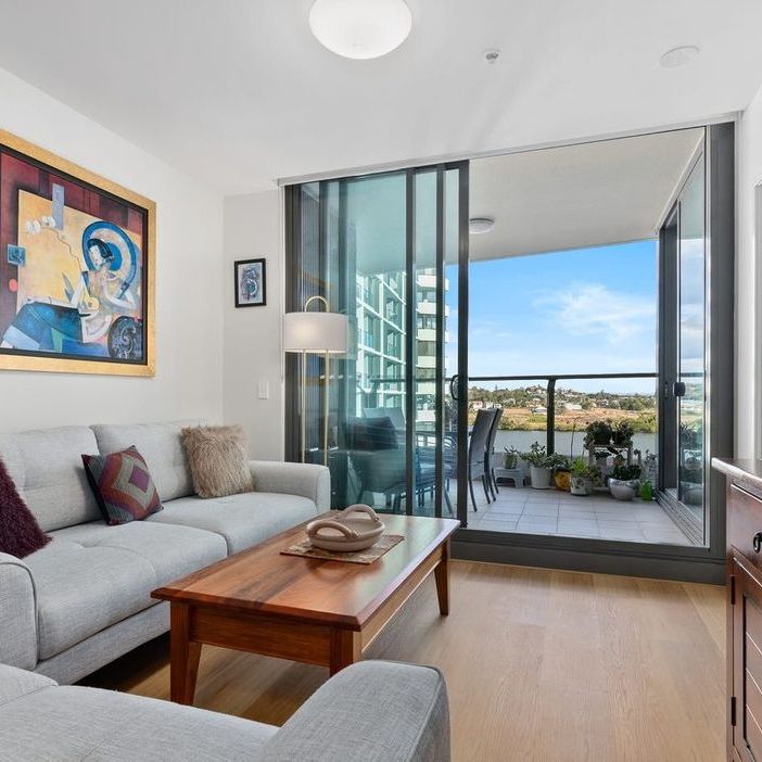 Riverside Retreat: Chic 2-Bedroom with Spectacular Views in Hamilton - Photo 1