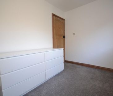 2 bedroom Flat To Let - Photo 3