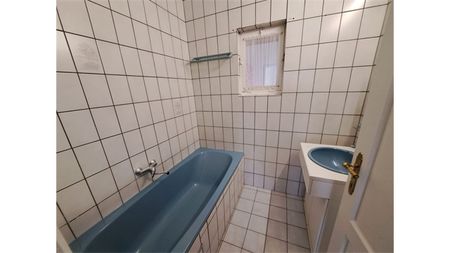 Een ruime woning met winkelruimte, achterliggende opslagruimte en tuin - Photo 2