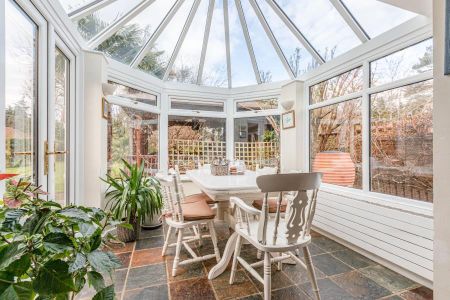 5 bedroom detached bungalow to rent - Photo 2