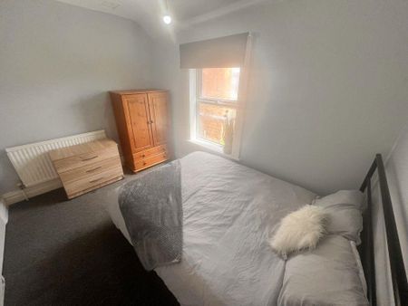 1 bedroom in a house share to rent - Photo 4