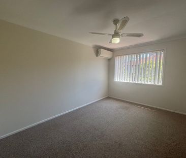 Spacious 3-Bedroom Townhouse with Family room in Secure, Quiet Complex - Photo 5