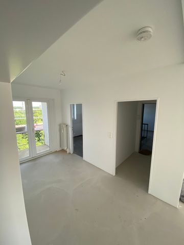 Dachgeschosswohung mit Weitblick 3-Zimmer // DG, rechts - Photo 2