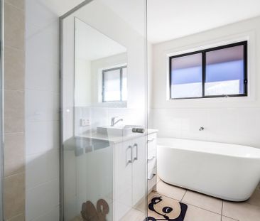 Modern Double-Storey Family Home for Rent in the Gables !! - Photo 6