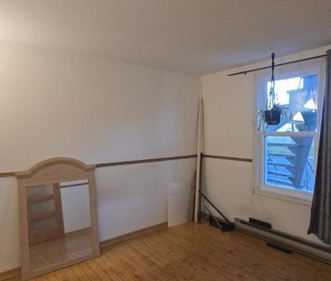 4 1/2 au Coeur de Saint-Jerome, Duplex, 3 Parking, Wifi, Thermopompe, Pret pour borne EV! - Photo 3
