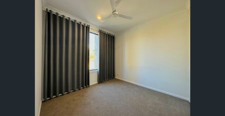 Near New 5 bedroom Modern Family Home in Highly Sought After Location!! - Photo 5