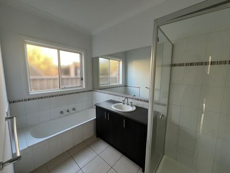 92 Oakview Parade, Caroline Springs VIC 3023 - Photo 3