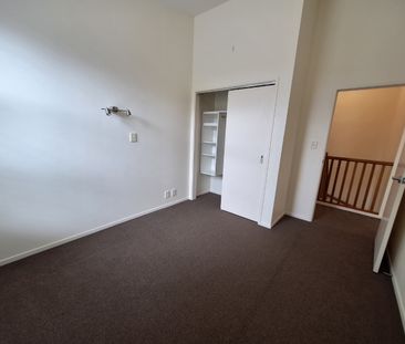 Contemporary Townhouse - Photo 2
