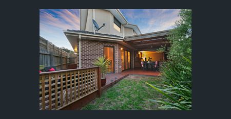 Stylish 3 Bed + 1 bath + Single Garage - Photo 2