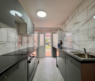 Guide Price £1,900 pcm - Available Now - Part Furnished - Photo 4