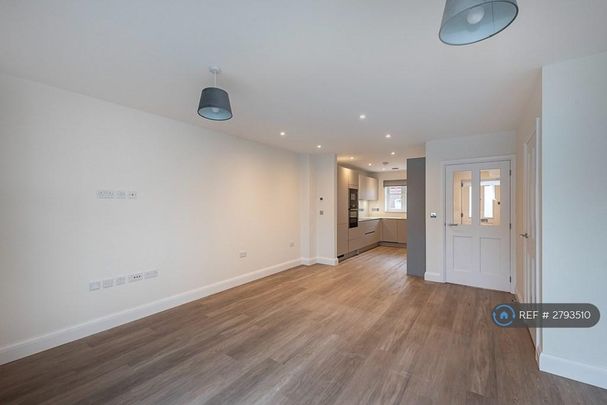 3 bedroom end of terrace house to rent - Photo 1