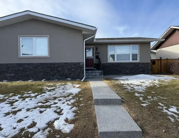 Home Willowpark | 9947 Warren Road Southeast, Calgary - Photo 1