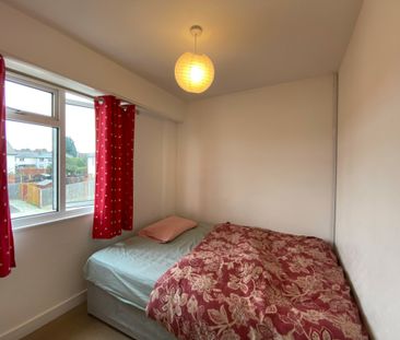 Lyndhurst Avenue, Aldershot, Hampshire, GU11 - Photo 2