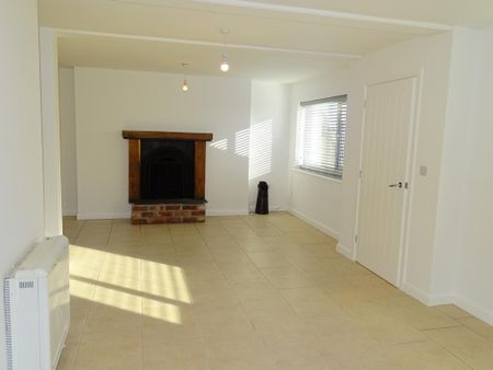 3 bedroom detached house to rent - Photo 2