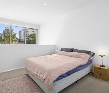Stylish Loft-Style Apartment in the Heart of Braddon - Photo 6