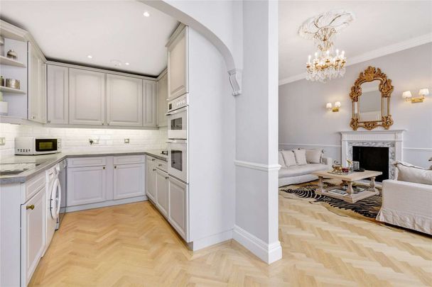 An immaculately presented three bedroom, two bathroom apartment on the third floor of this charming stucco fronted building with lift access. - Photo 1