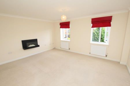 4 bedroom end of terrace house to rent - Photo 2