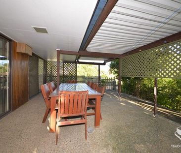 Peaceful home within 5 min to Shopping Centre and coveted schools - Photo 3