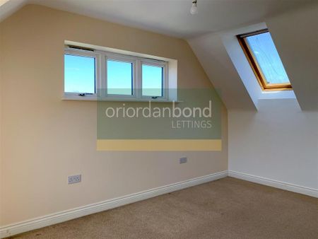 4 bedroom end of terrace house to rent - Photo 2