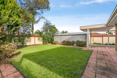 1 Rutherglen Way, Taylors Lakes VIC 3038 - Photo 2