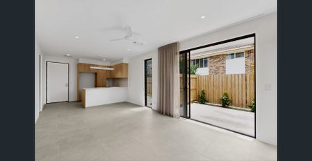 Large Brand New 3 Bedroom Townhouse - Photo 3
