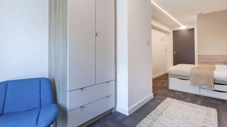 Deluxe Ensuite (3 Bed Flat) - Photo 4