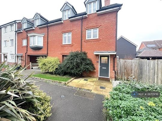 3 bedroom semi-detached house to rent - Photo 1