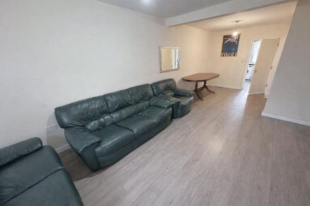 3 bedroom end of terrace house to rent - Photo 3
