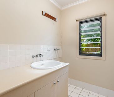 Leafy Bardon Boutique Townhouse Retreat - Photo 1