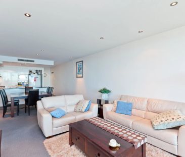 EXECUTIVE 3 BED 2 BATHROOM APARTMENT OVERLOOKING THE RIVER! - Photo 2