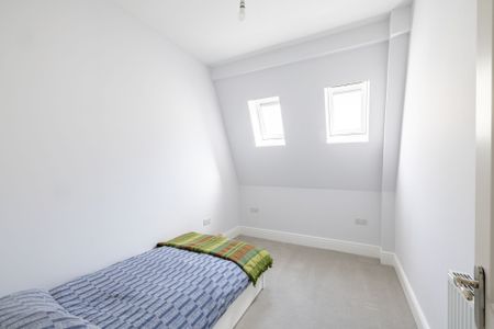To Let 3 Bedroom Flat - Photo 3