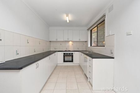Spacious 3 Bedroom Home - Photo 2