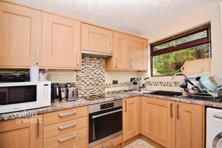 1 bedroom in a house share to rent - Photo 2