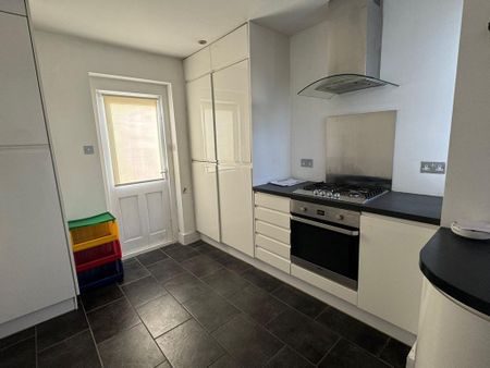 3 bedroom semi-detached house to rent - Photo 3