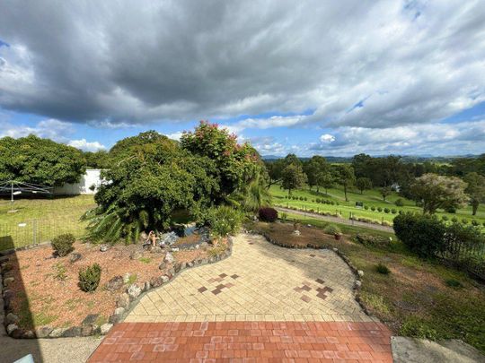 Spacious Three Bedroom Home with Golf Course Views - Photo 1