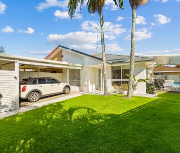 Coastal luxe living in the heart of Burleigh Waters - Photo 2
