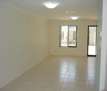 SPACIOUS FULLY AIRCONDITIONED FAMILY TOWNHOUSE IN SOUTH GLADSTONE - Photo 2