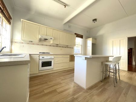 Charming 2 Bedroom Semi Home - Photo 4