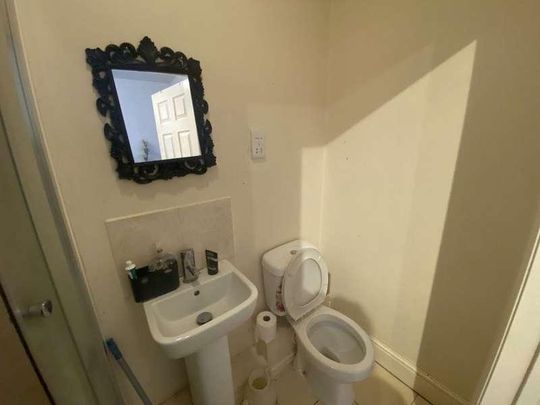 Large Room With Private Shower Room, PE1 - Photo 1