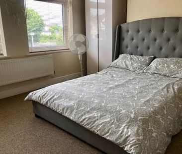 CHRISTCHURCH ROAD, IIFORD (P00335) - Photo 2