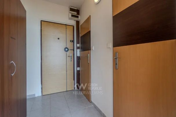 Pronájem světlého bytu 1+kk s krásným výhledem v nejvyšším patře – ulice Španielova - Photo 1