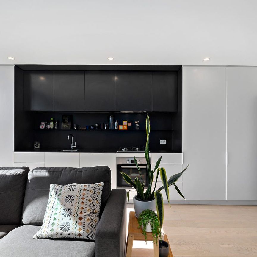 One Bedroom Apartment in the Iconic Noir Apartments! - Photo 1