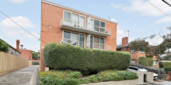 SPACIOUS GROUND FLOOR APARTMENT - Photo 3