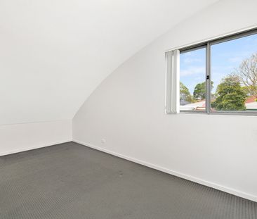 Split Level Apartment / Villa - ACCESS VIA FRAMPTON LANE - Photo 1