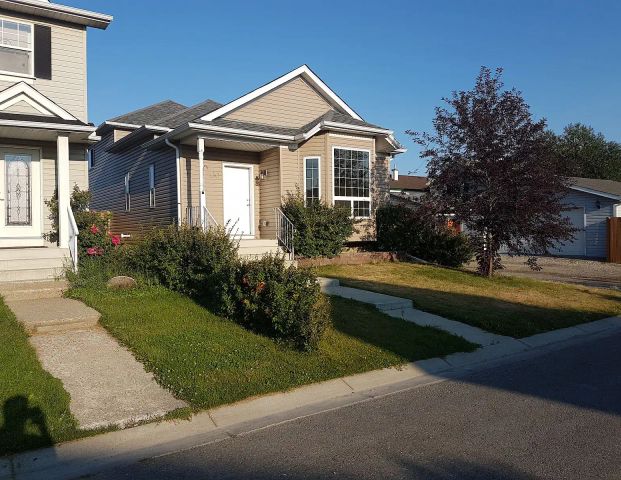 Four-level split family Home — 3 Bedrooms+ Den House - Photo 1