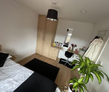 5 bedroom semi-detached house to rent - Photo 4