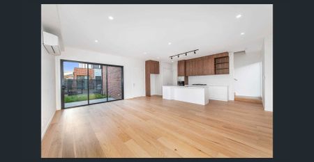 Light Filled and Super Spacious Townhome - Photo 3